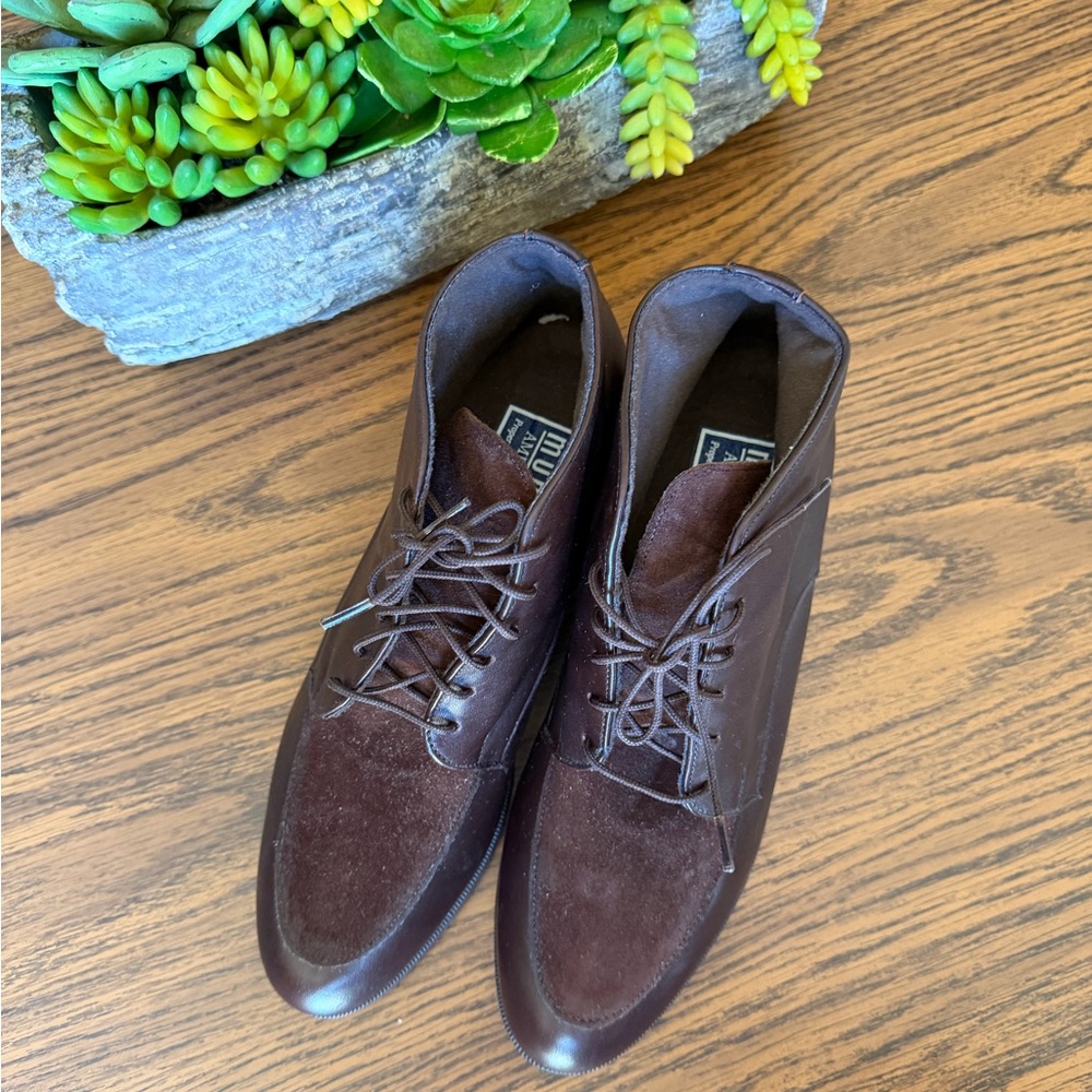 Munro women’s size 7 Narrow  Dark Brown Suede & Leather Chukka Boots